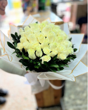 Bouquet de condolencias en papel coreano x 50 rosas blancas R18