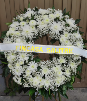 Corona fúnebre de flores blancas.R17
